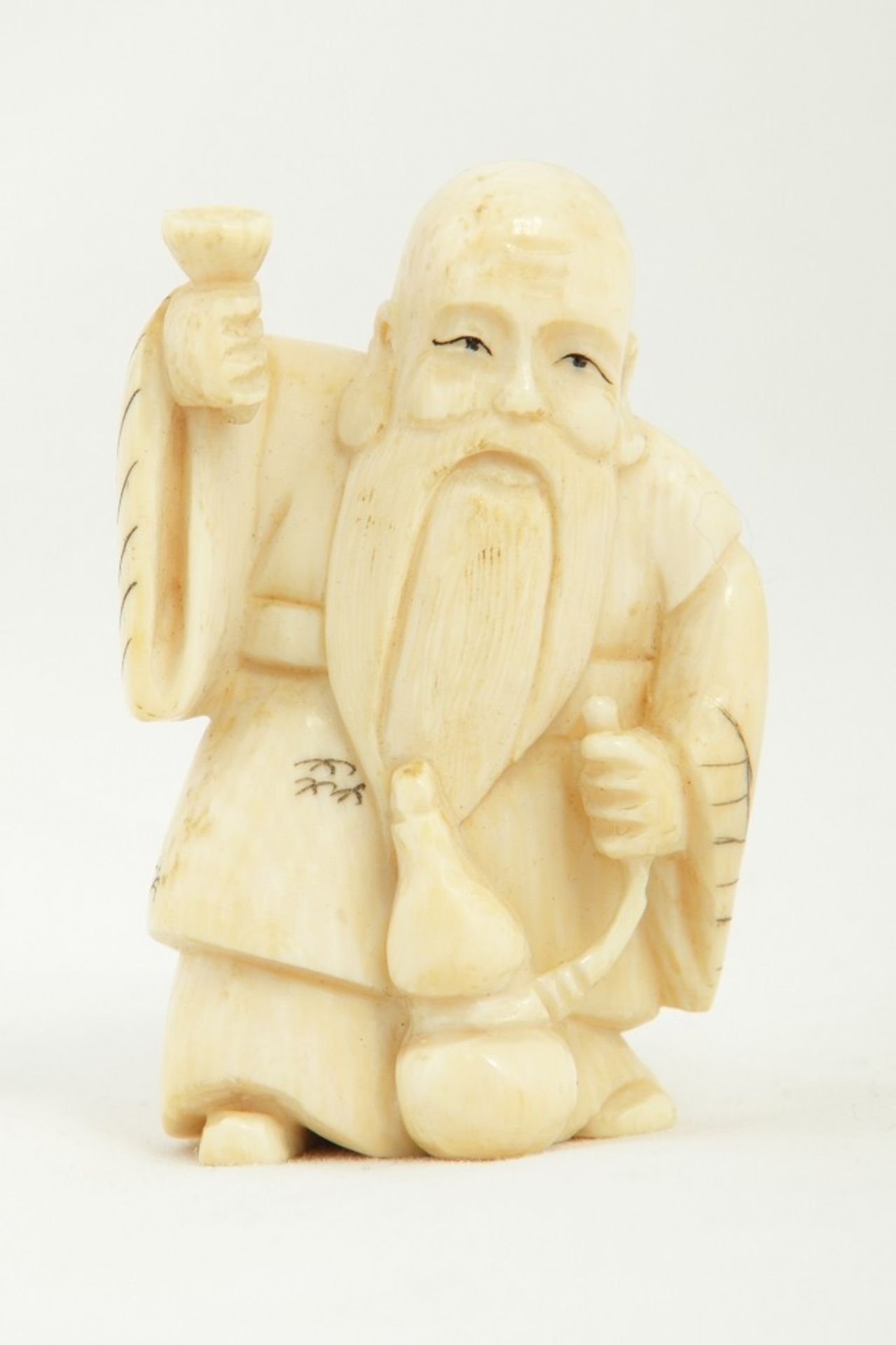 Netsuke oder kleines Okimono  Mann mit Becher Japan, 19. Jh. - Bild 6 aus 7