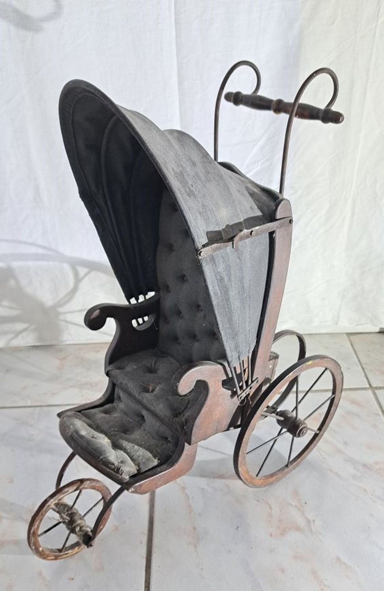 Antiker Dreiradpuppenwagen
