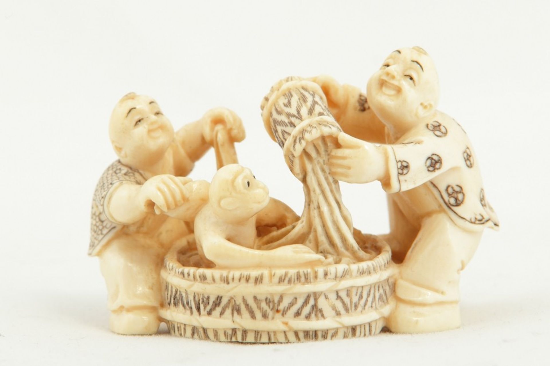 Netsuke oder kleines Okimono Badeszene mehrfigurig - Bild 8 aus 8