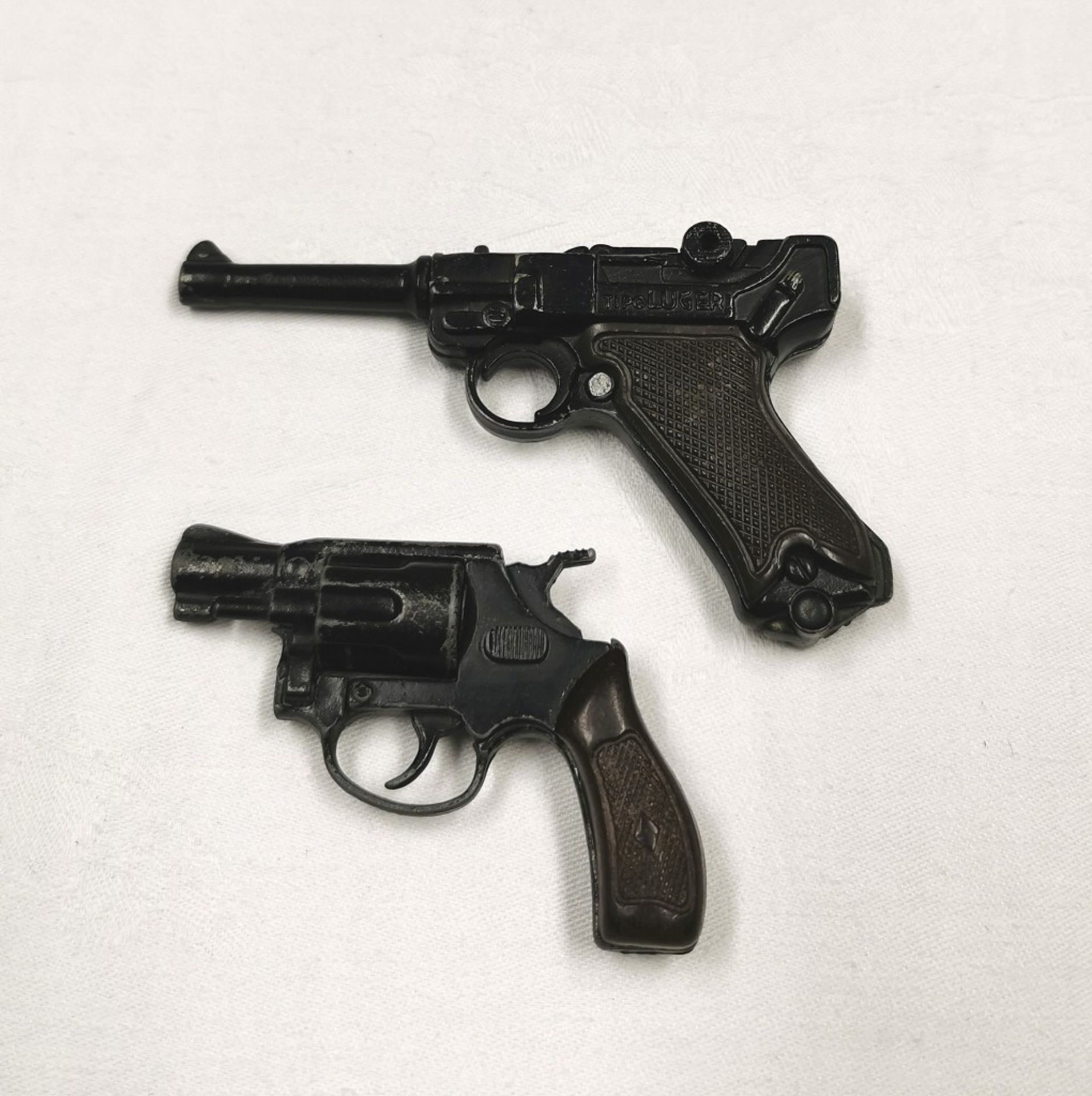 Zwei Miniaturpistolen