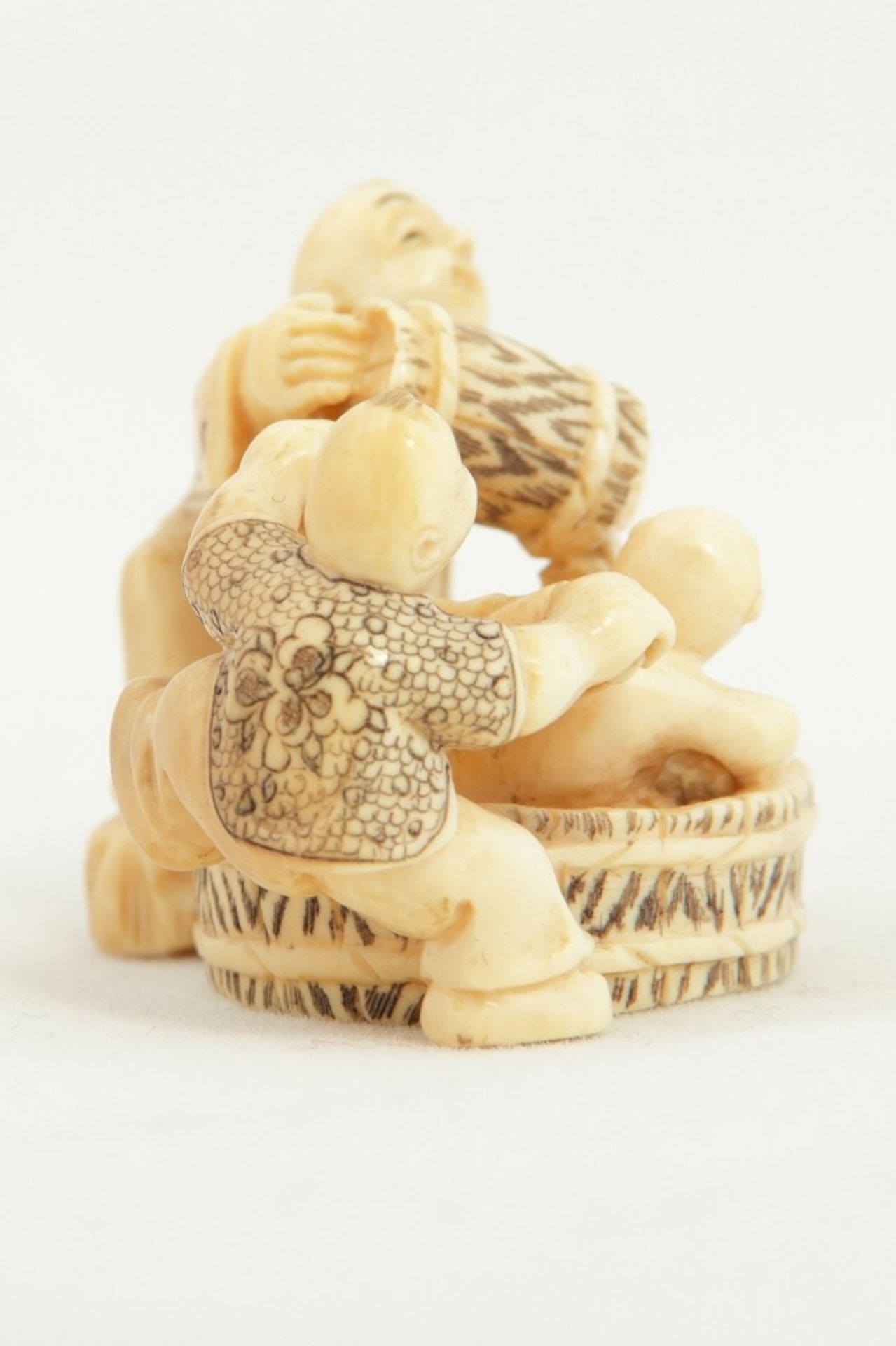 Netsuke oder kleines Okimono Badeszene mehrfigurig - Bild 5 aus 8