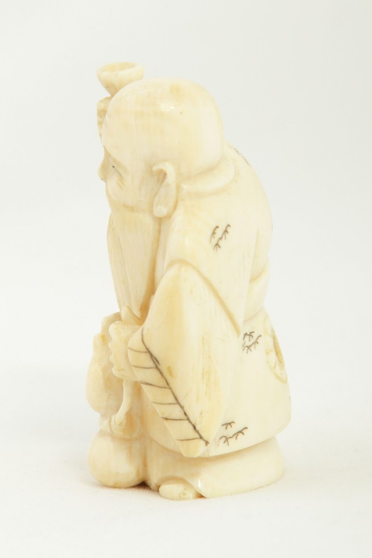 Netsuke oder kleines Okimono  Mann mit Becher Japan, 19. Jh. - Bild 2 aus 7