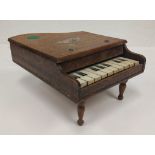 Antikes Miniatur Klavier