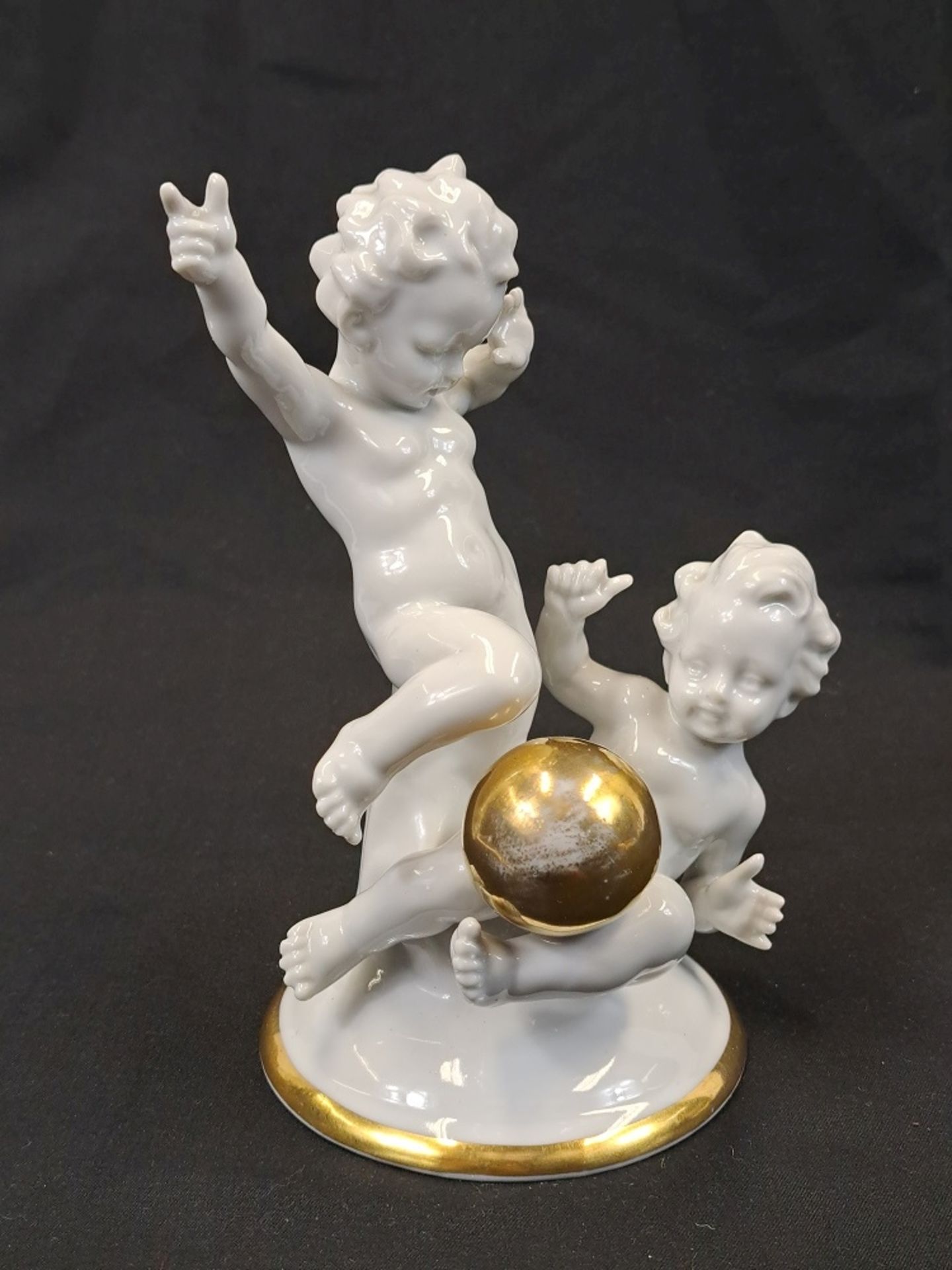 Porzellanfigur zwei spielende Putto mit Goldkugel - Bild 3 aus 4