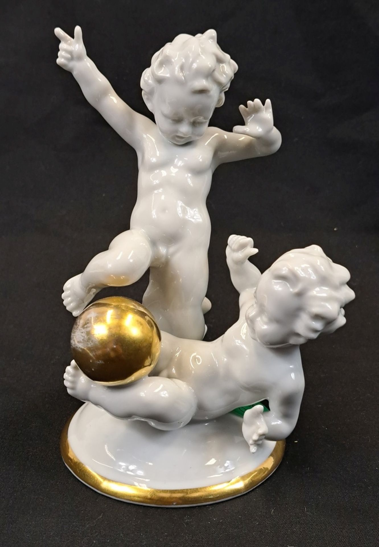 Porzellanfigur zwei spielende Putto mit Goldkugel