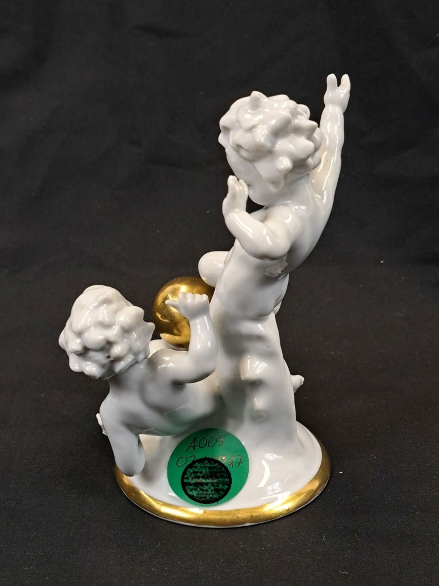 Porzellanfigur zwei spielende Putto mit Goldkugel - Bild 2 aus 4