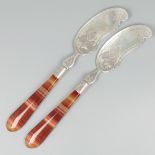 2-piece set butter knives silver.