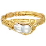 18K. Yellow gold Helga Kordt design bangle set with white baroque South Sea pearl and approx. 0.51 c