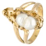 Belgian 18K. yellow gold Unica Simonne (Monhof) Muylaert-Hofman naturalistic design ring with biwa p