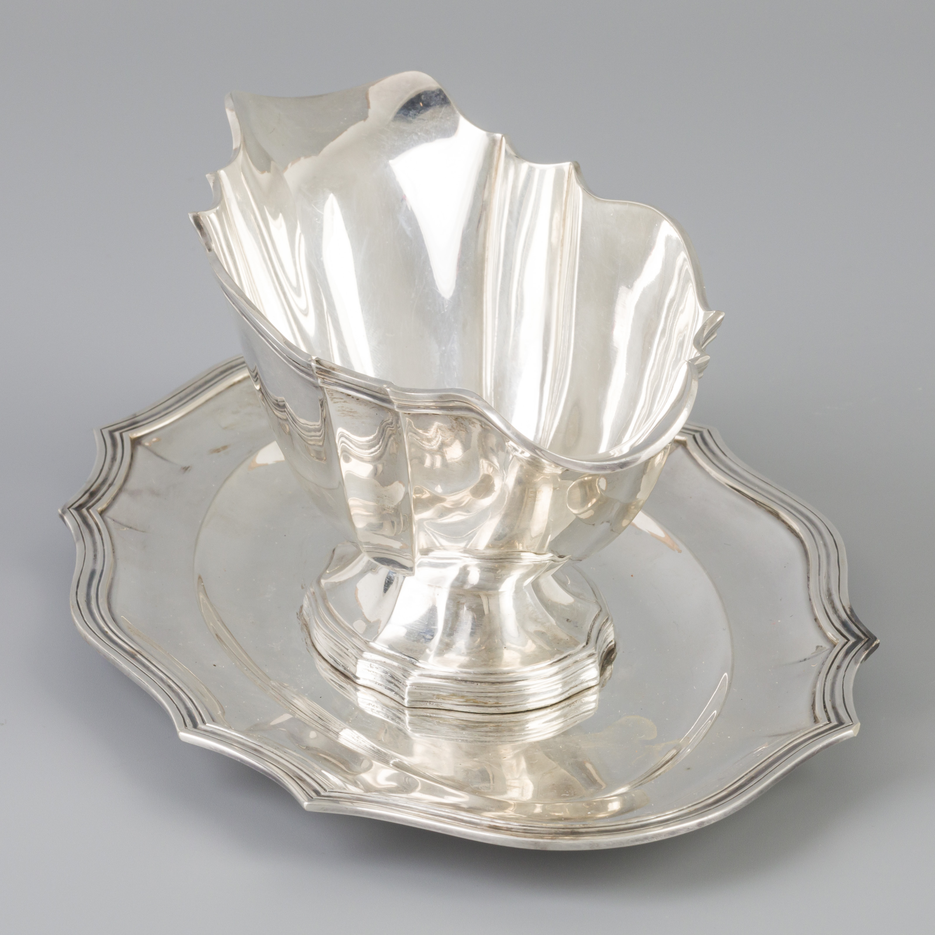 Sauce boat with silver saucer. - Image 2 of 5