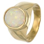 18K. Yellow gold ring set with opal.