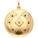 14K. Yellow gold pendant with floral engravings and set with pearl and rhinestone.