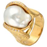 18K. Yellow gold Helga Kordt designer ring with white baroque South Sea pearl set with approx. 0.15