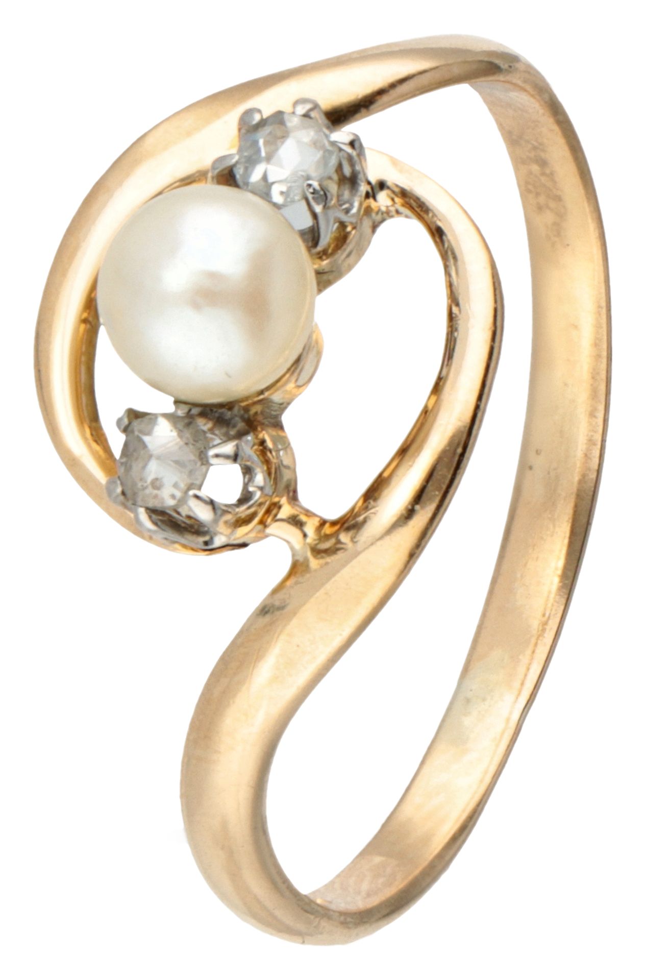 Vintage 18K yellow gold ring set with freshwater pearl and rose cut diamond.