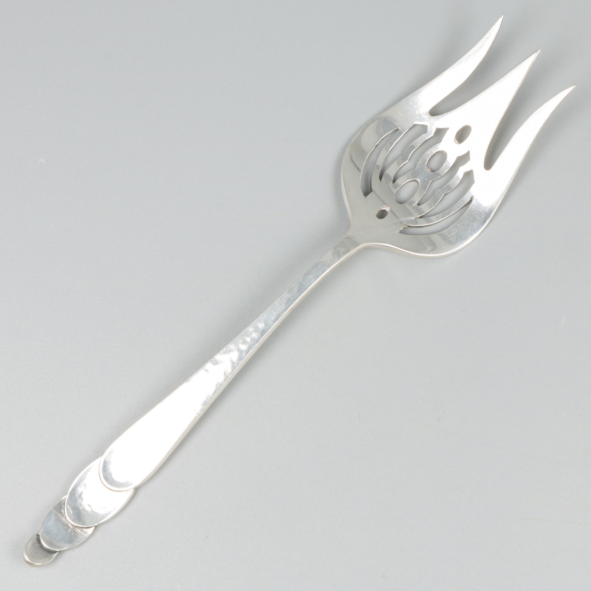 Cake serving fork silver.