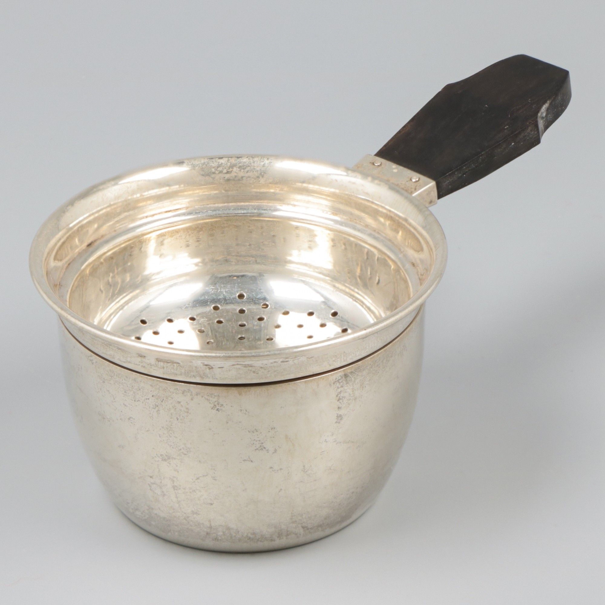 Tea strainer with drip tray silver.