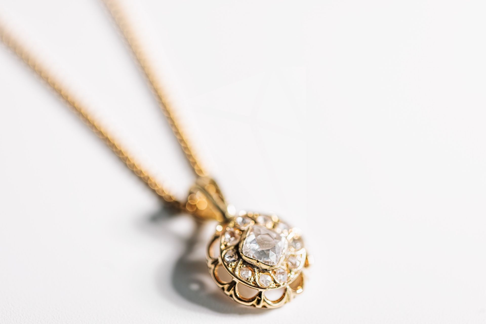 18K Yellow gold pendant with old cut diamonds on necklace. - Image 5 of 5