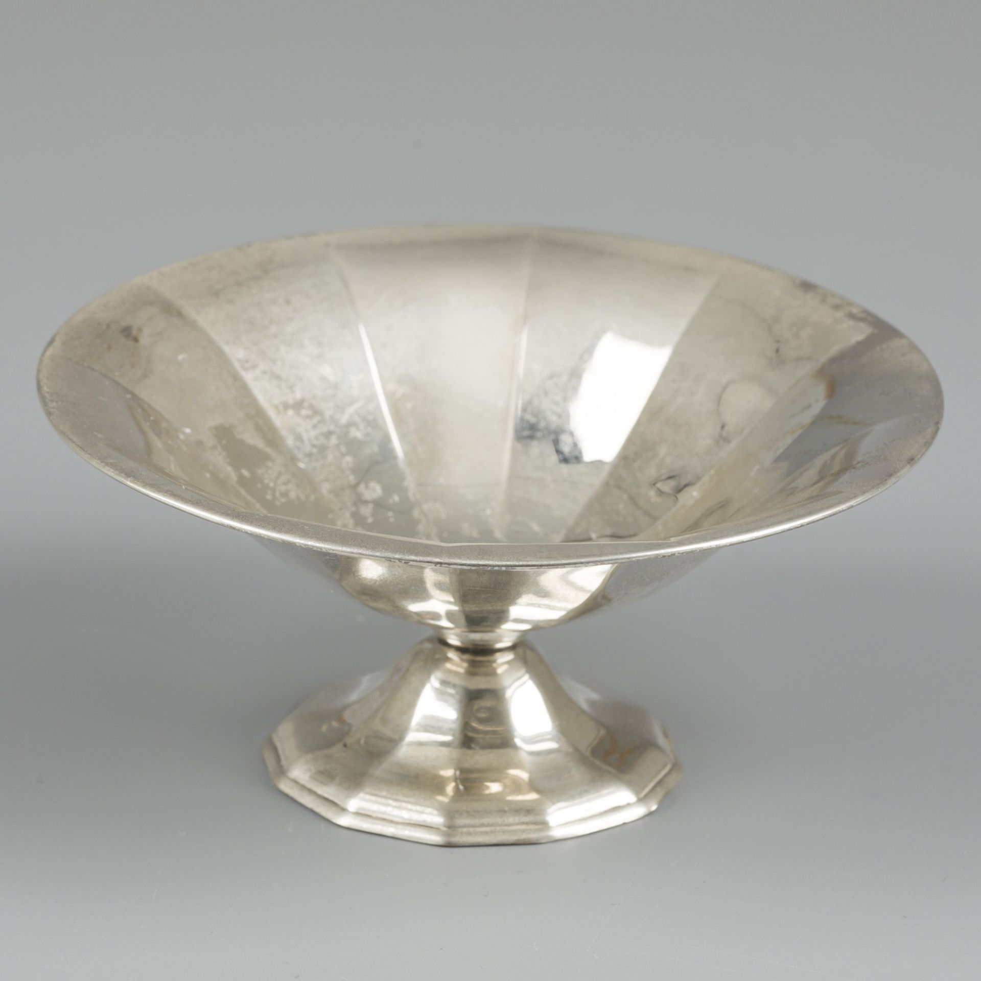 Art Deco style snack bowl silver.