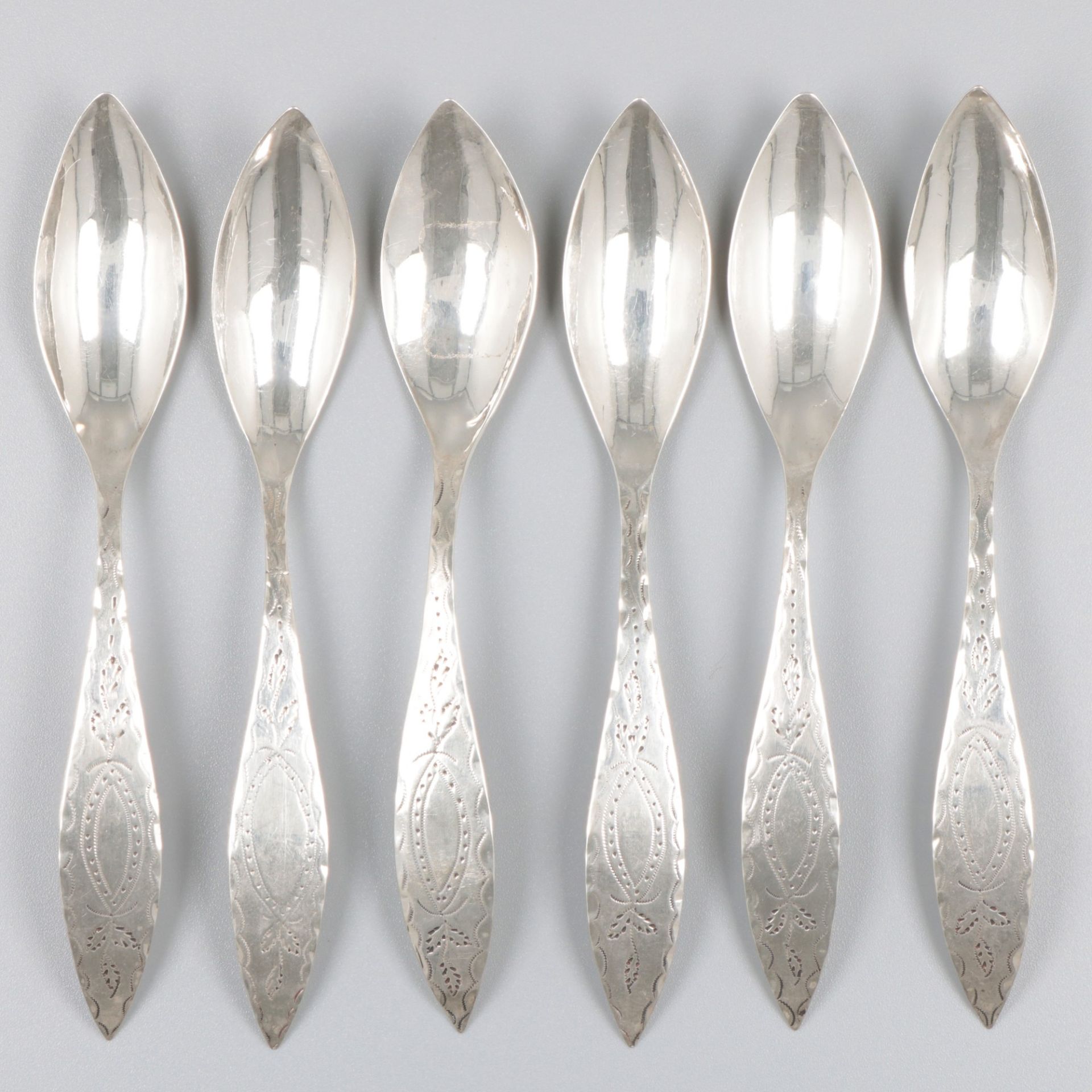 6-piece set of silver teaspoons.