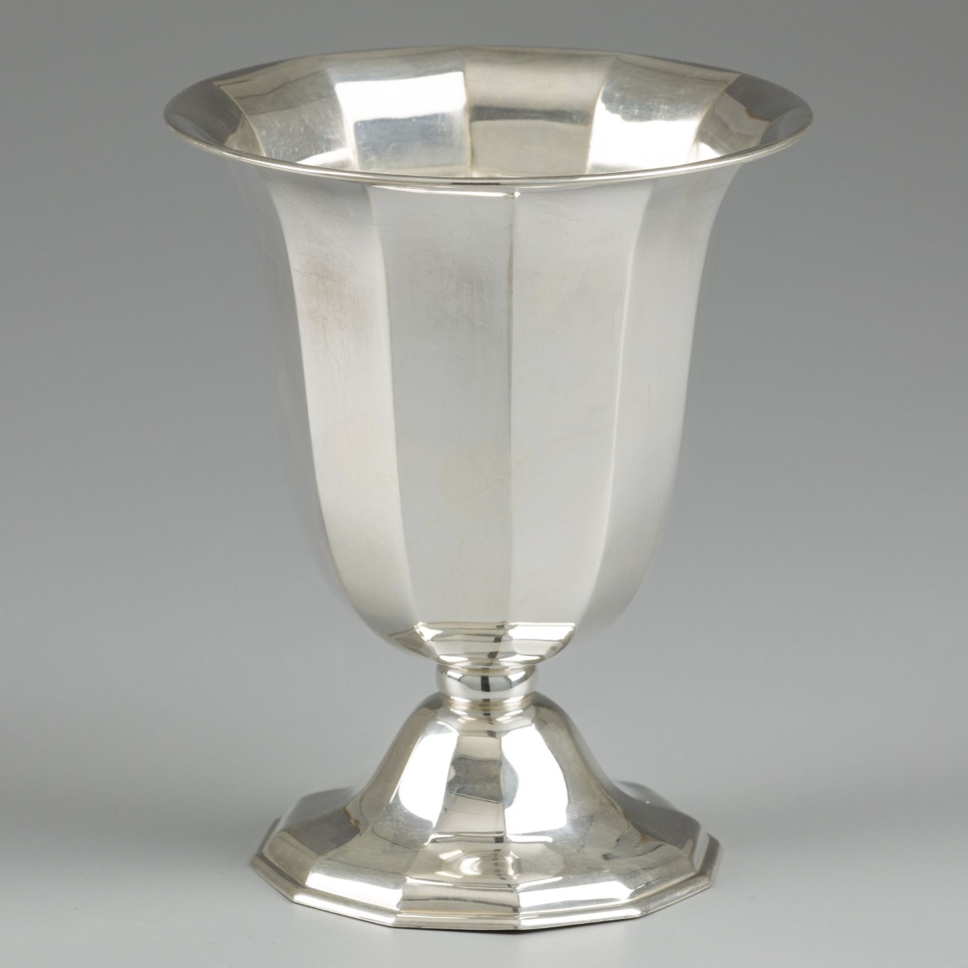 Flower vase silver.