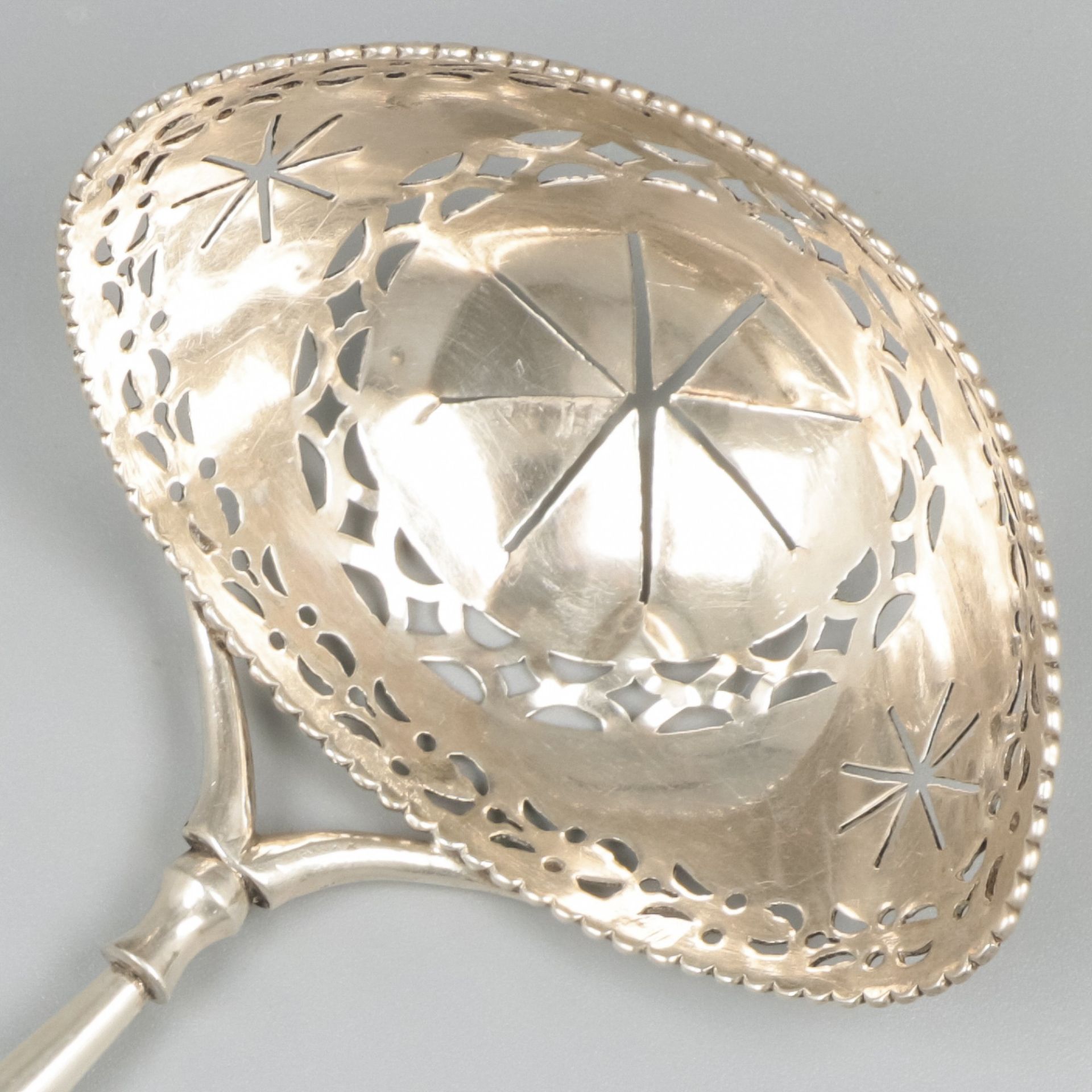 Silver sifter spoon, Adrianus Koekebakker, Amsterdam 1791-1811. - Image 4 of 8