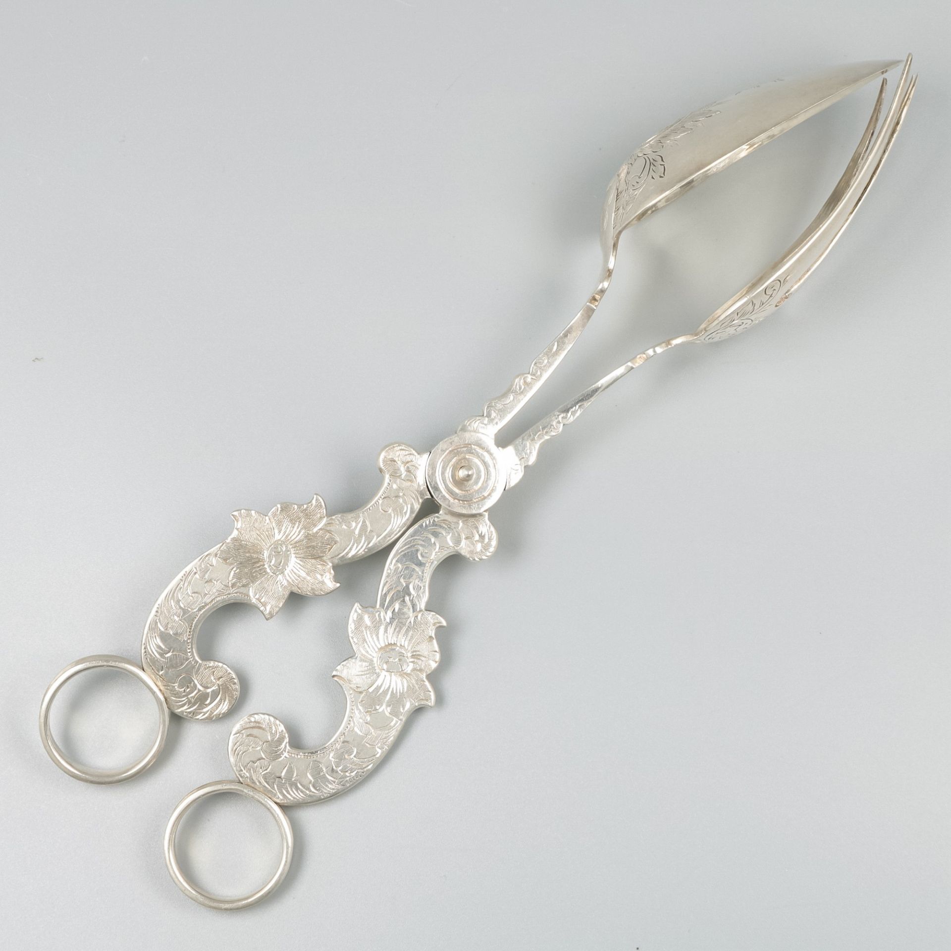 Salad tongs silver.