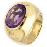 18K Yellow gold boulle ring set with approx. 8.34 ct amethyst, 1960s.