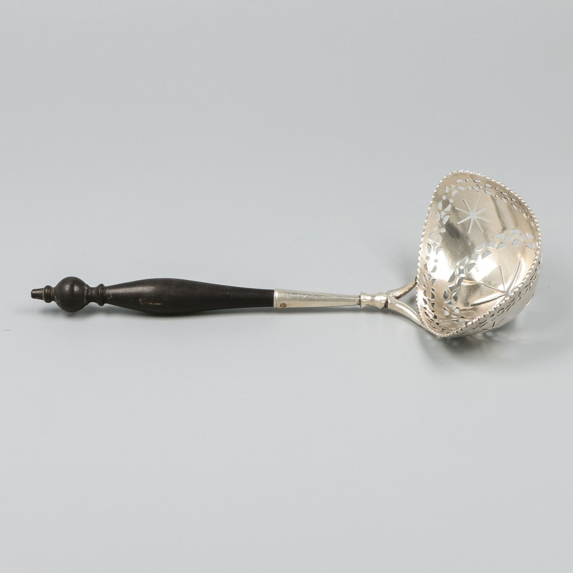 Silver sifter spoon, Adrianus Koekebakker, Amsterdam 1791-1811. - Image 3 of 8