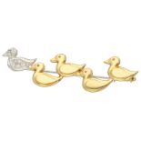 No reserve - 18K White gold brooch of five ducks set with approx. 0.06 ct. diamond.