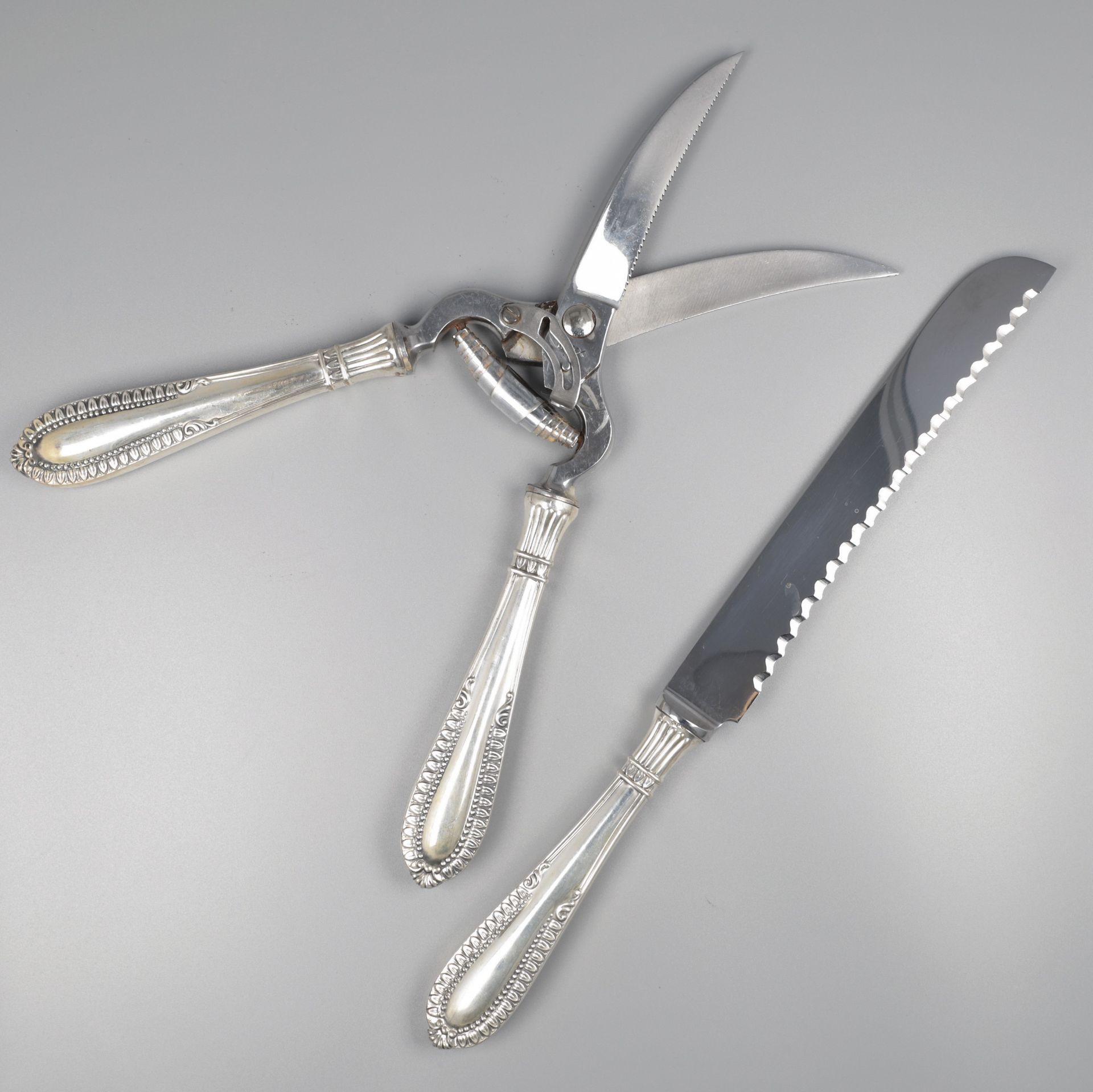 No reserve - Bread knife and game shears, model Grand Paris, silver. - Image 2 of 7