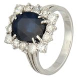 No reserve - 18K White gold entourage ring set with sapphire and diamond.