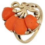 No reserve - 14K Yellow gold asymmetrical ring in the shape of a red coral fan.