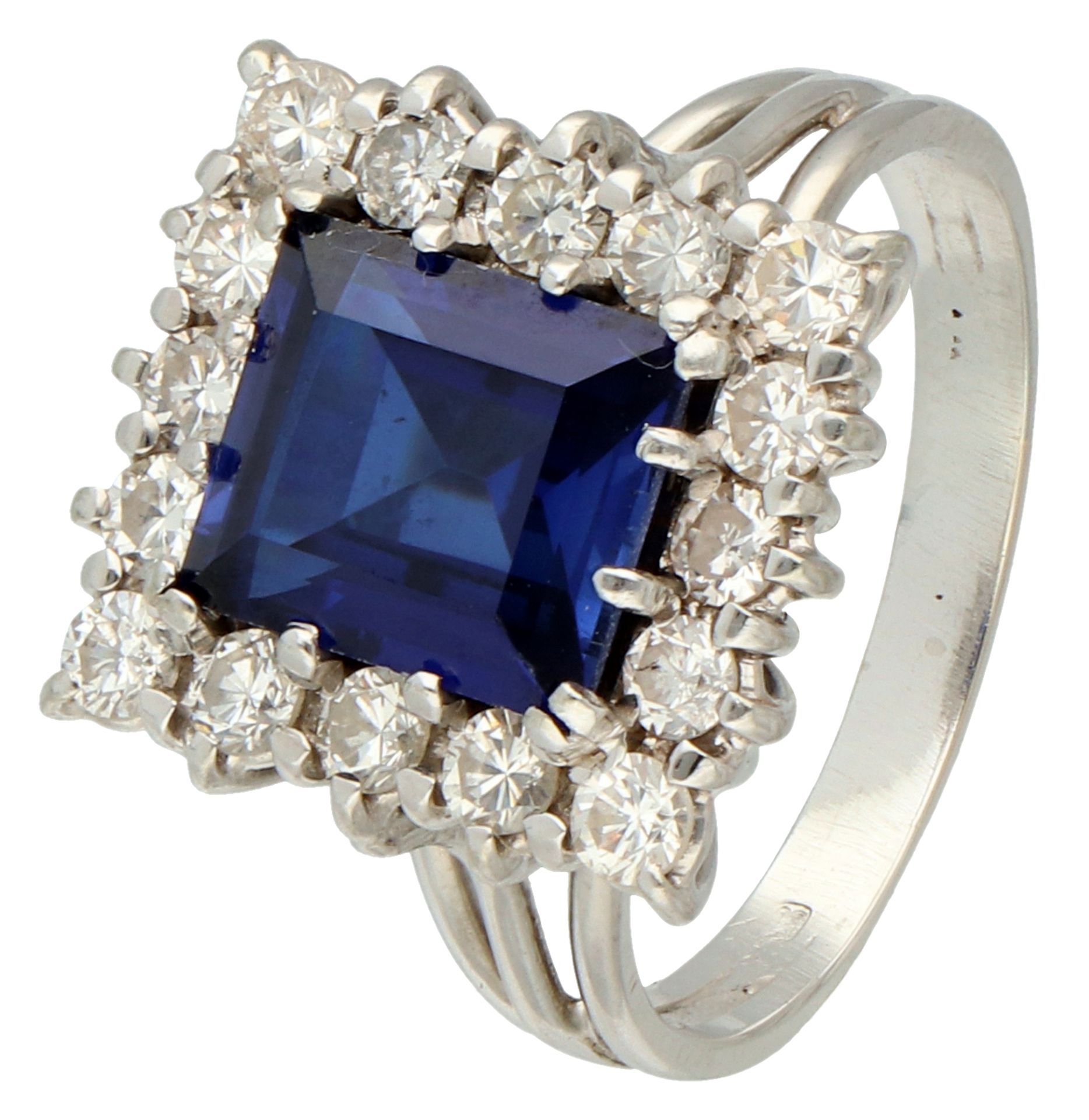 No reserve - 18K White gold entourage ring set with approx. 0.48 ct. diamond and synthetic sapphire.