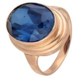 No reserve - 14K Rose gold vintage ring set with synthetic sapphire.