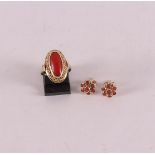 A 14 kt 585/1000 yellow gold entourage ring, set with cabochon cut precious coral, ring size 17, Ø17