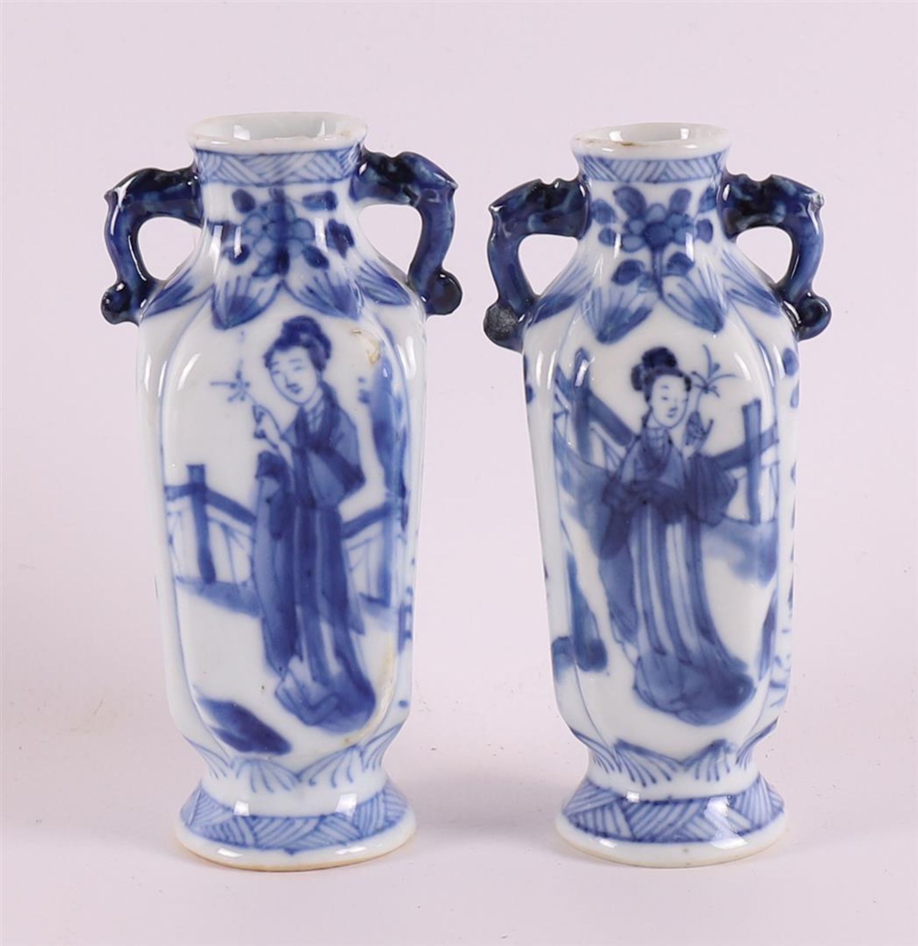 A pair of blue and white porcelain vases with ears, China, Kangxi, around 1700. Blue underglaze - Bild 2 aus 9