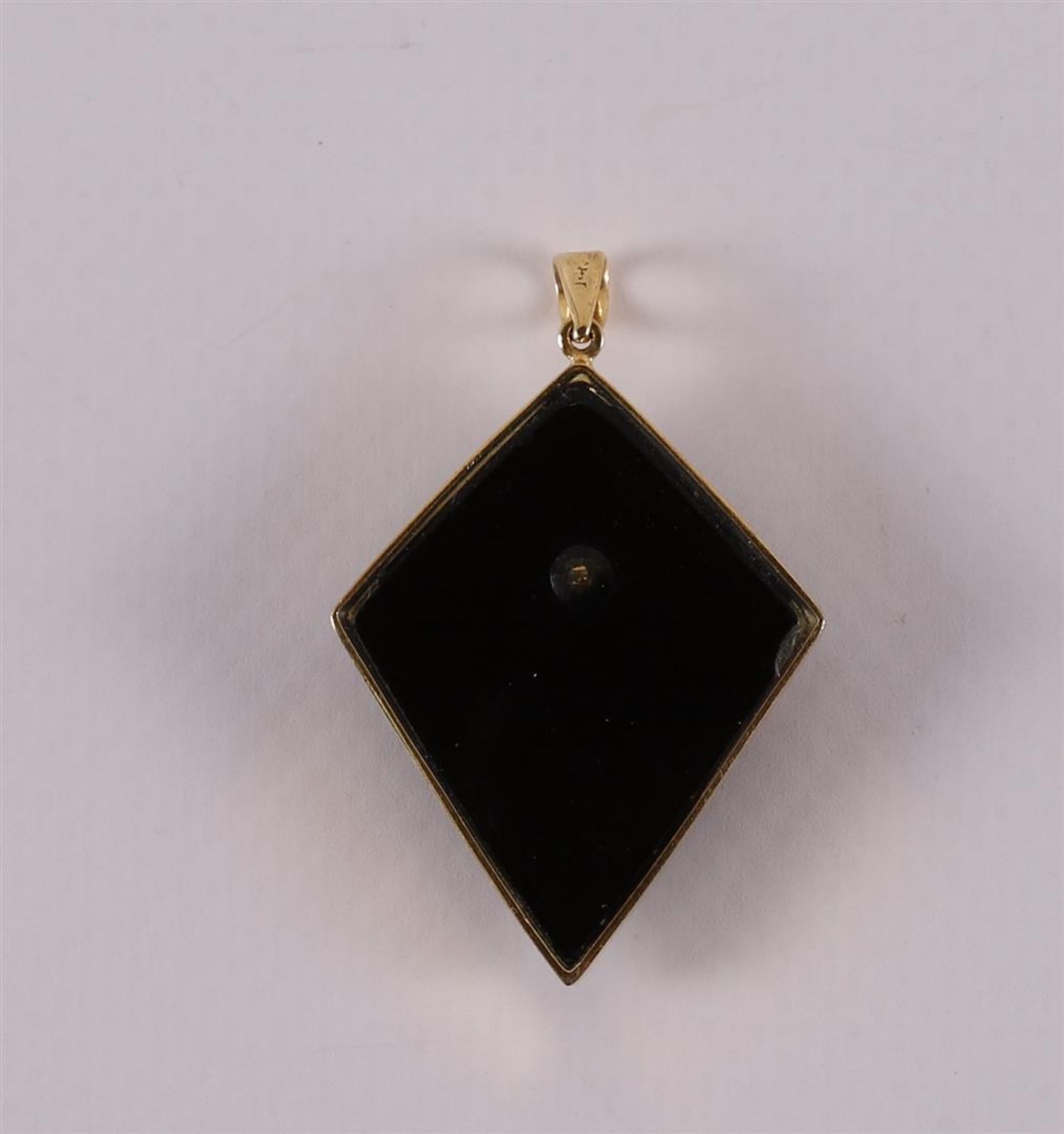 A 14 kt 585/1000 diamond-shaped pendant, set with oval cabochon cut opal on onyx background, gross - Bild 2 aus 2