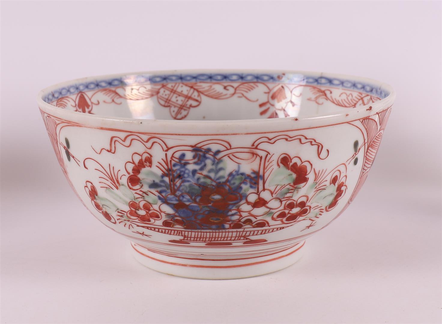 An Amsterdam colorful porcelain bowl, China, Qianglong, 18th century. Polychrome decoration of - Image 2 of 20