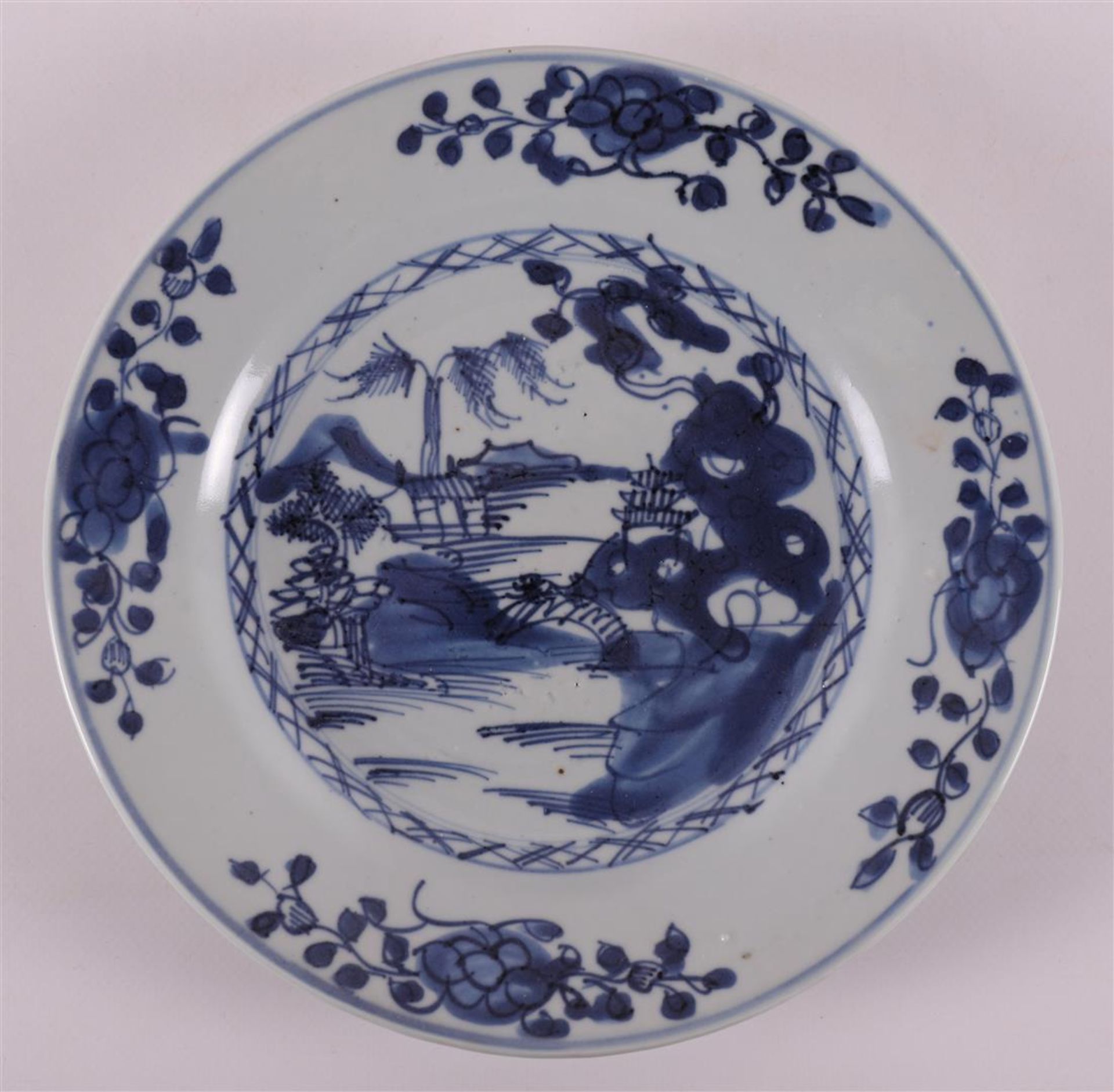 A pair of blue and white porcelain plates, China, Kangxi, circa 1700. Blue underglaze decor of a. - Bild 2 aus 5