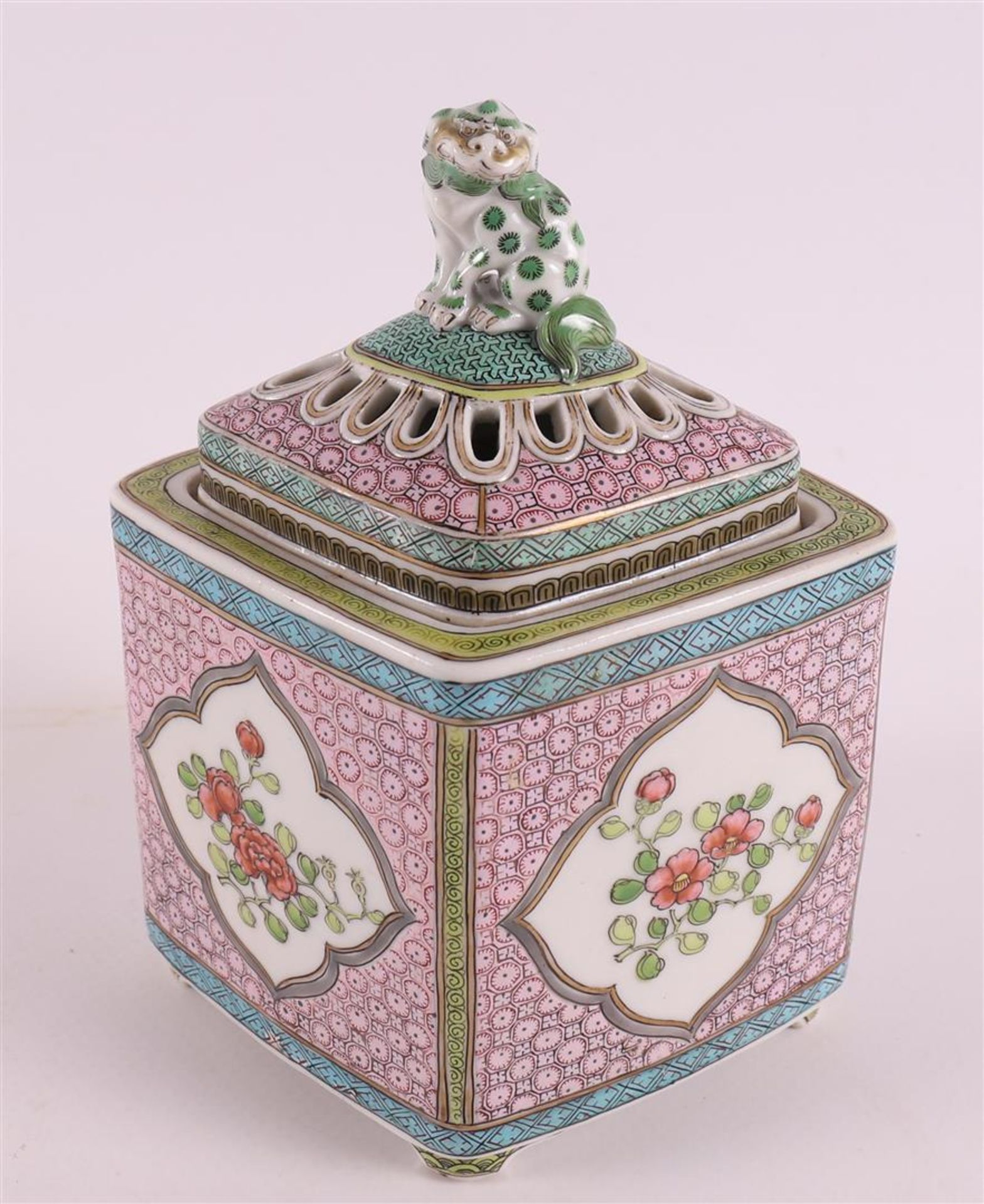 A diamond-shaped porcelain famille rose incense jar with lid, France, Samson, 19th century. Laced - Bild 2 aus 8