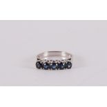 An 18 carat 750/1000 gold row ring with 5 facet cut blue sapphires. Ring size 17.5 mm.