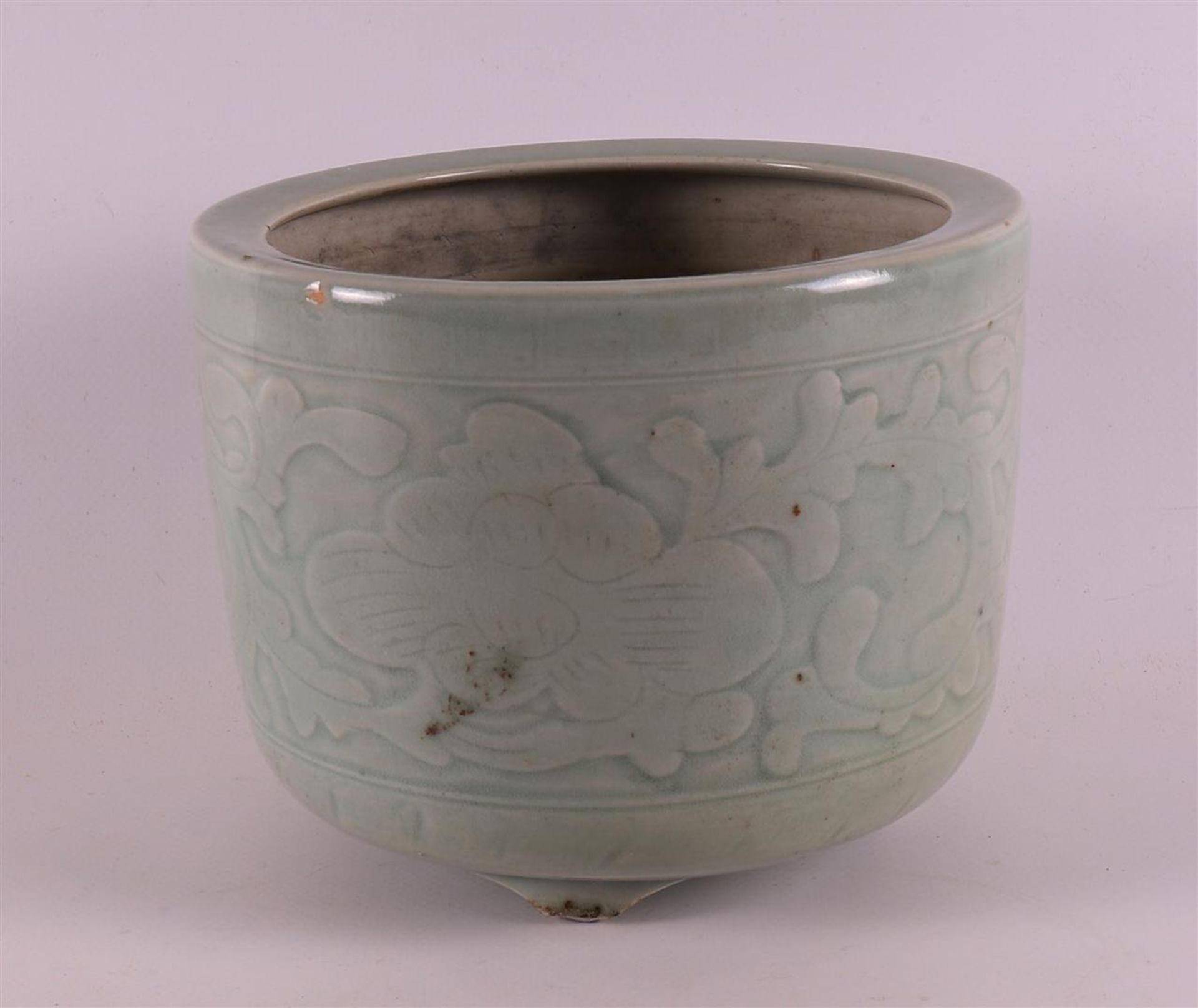 A celadon-coloured porcelain brush pot, China, Kangxi, around 1700. Relief floral decoration, h 13 x - Bild 3 aus 8