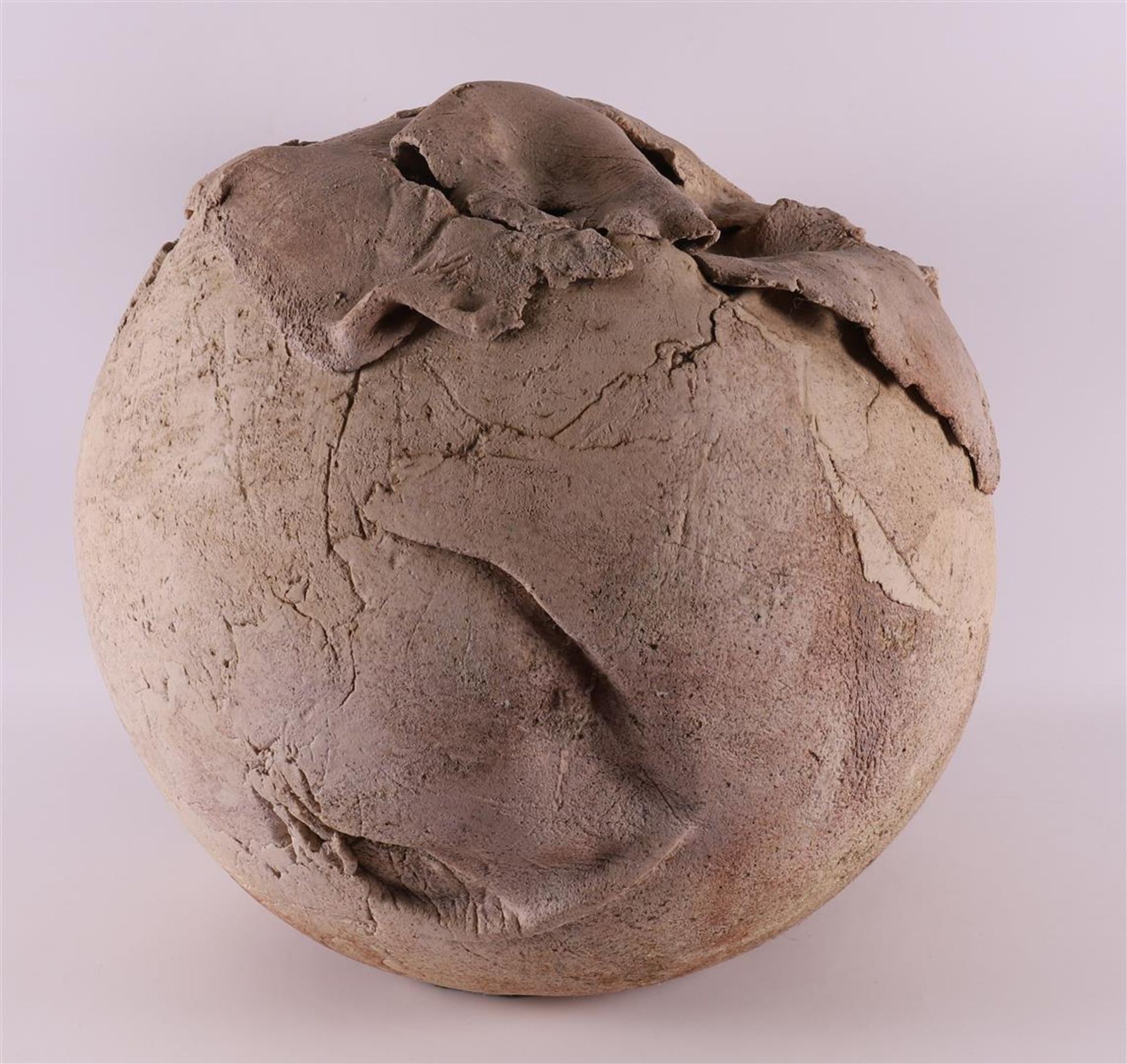 A spherical ceramic object, Tonnis de Boer (Marum 1949-), h 46 x Ø45 cm (provenance: Galerie - Bild 2 aus 5