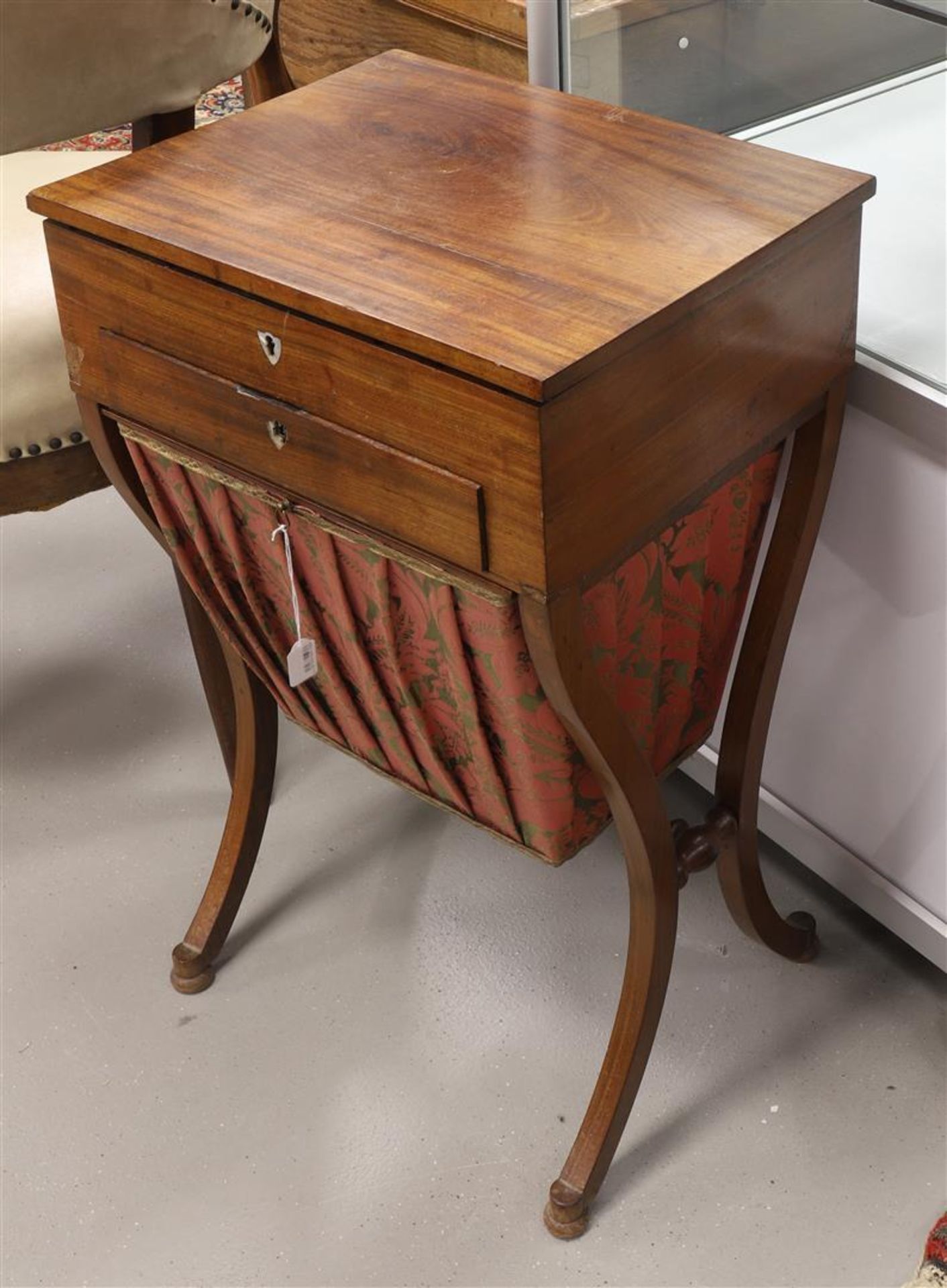 A mahogany glued Biedermeier sewing table, 19th century, h 71 x w 43 x d 35 cm. - Image 2 of 2