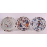 Two various porcelain Chinese Imari plates, including China, Kangxi, around 1700. Blue/red, partly