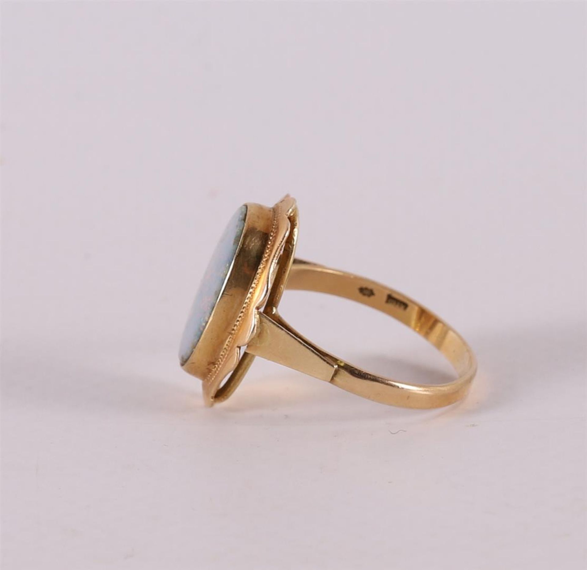 A 14 kt 585/1000 yellow gold entourage ring, set with cabochon cut oval opal, gross weight 3.9 - Bild 2 aus 2