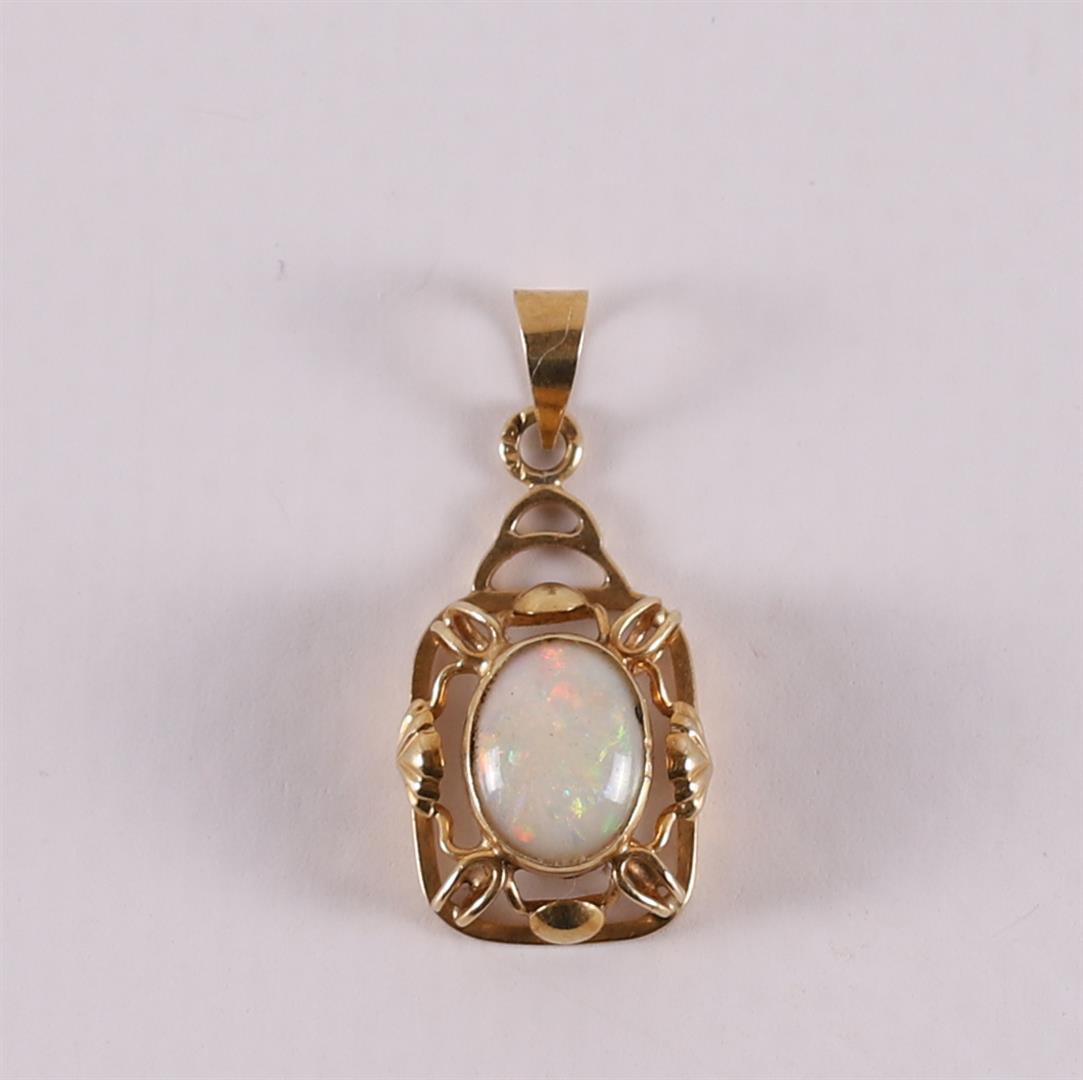 A 14 carat 585/1000 gold pendant, set with oval cabochon cut opal, gross weight 1.8 grams.