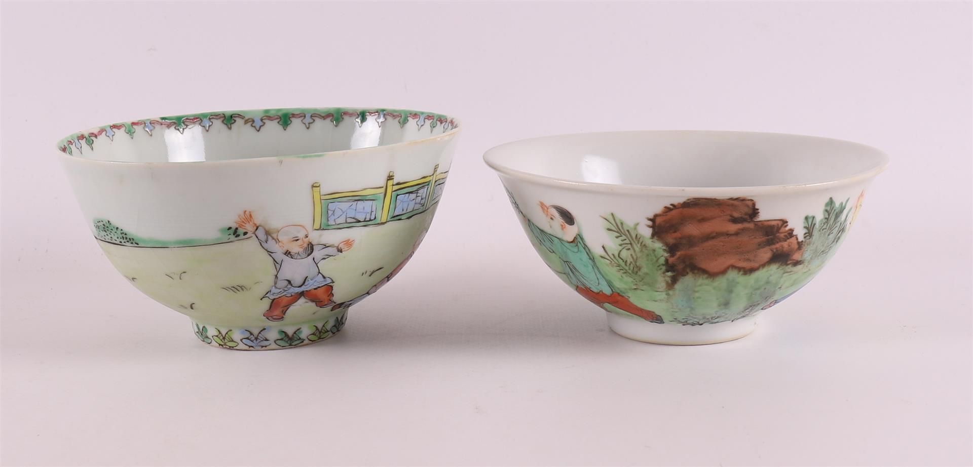 Two porcelain bowls on stand ring, China, 20th century. Polychrome decoration of children playing in - Bild 5 aus 7