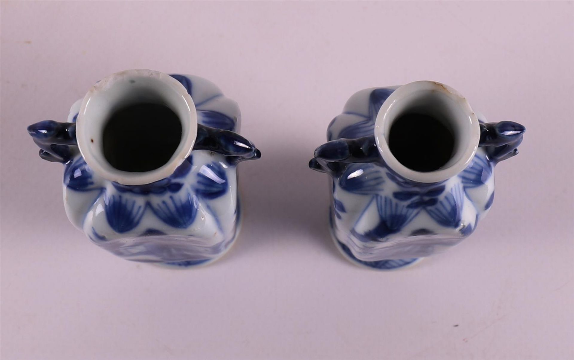 A pair of blue and white porcelain vases with ears, China, Kangxi, around 1700. Blue underglaze - Bild 5 aus 9