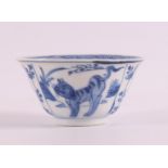 A blue/white porcelain bowl, China, Kangxi, around 1700. Blue underglaze decoration of animals in
